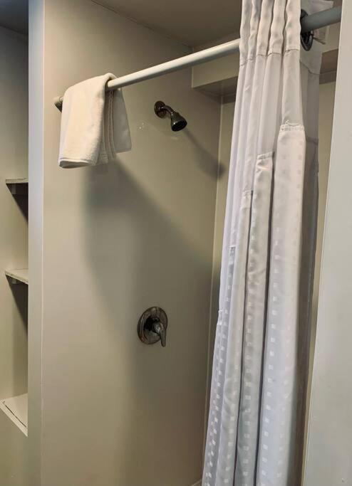 Xxx Old 238 Lovely 1-bedroom Unit In Apartment