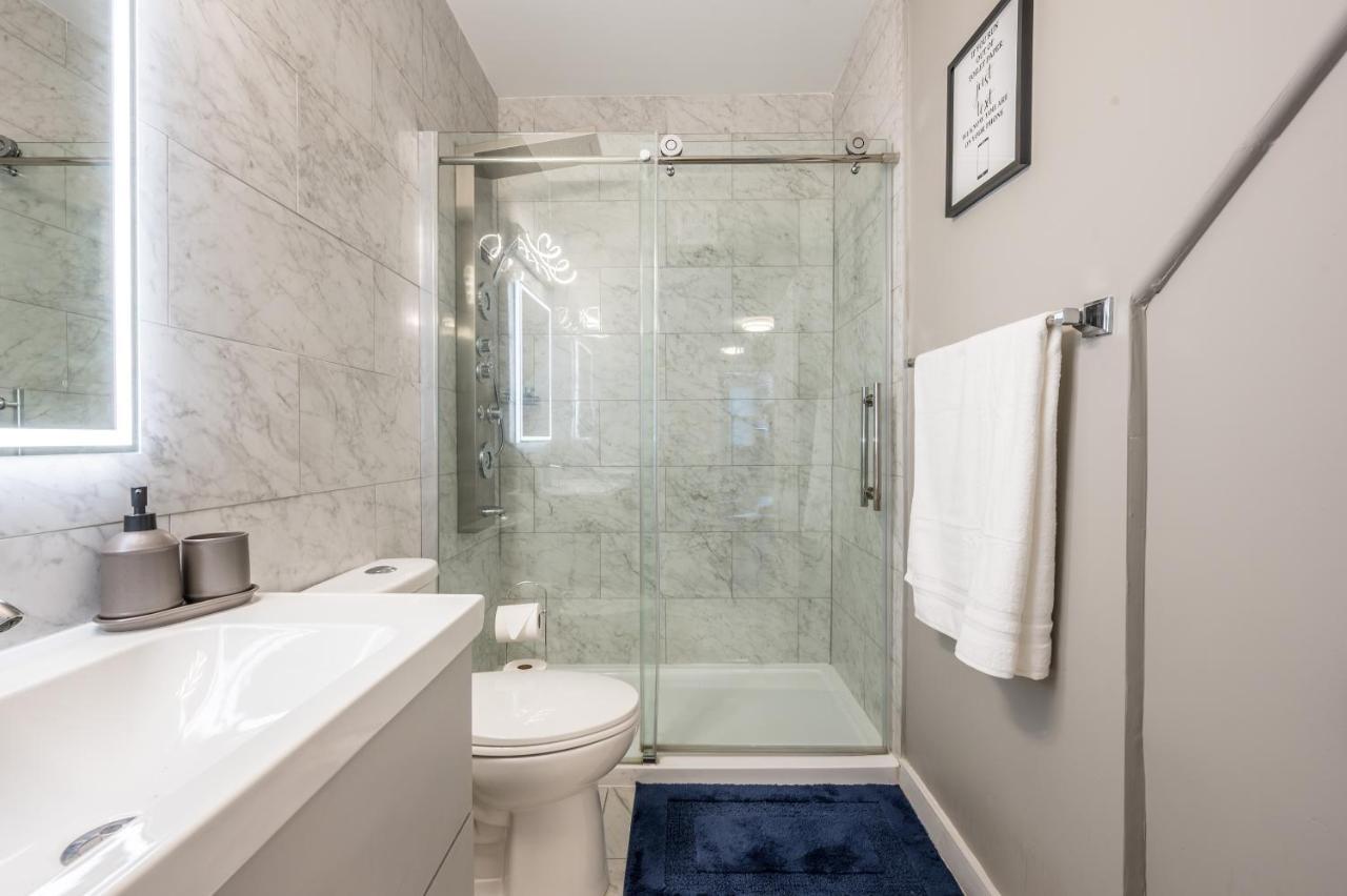 Cozy Chic Oasis 3 Bedroom Apartment *