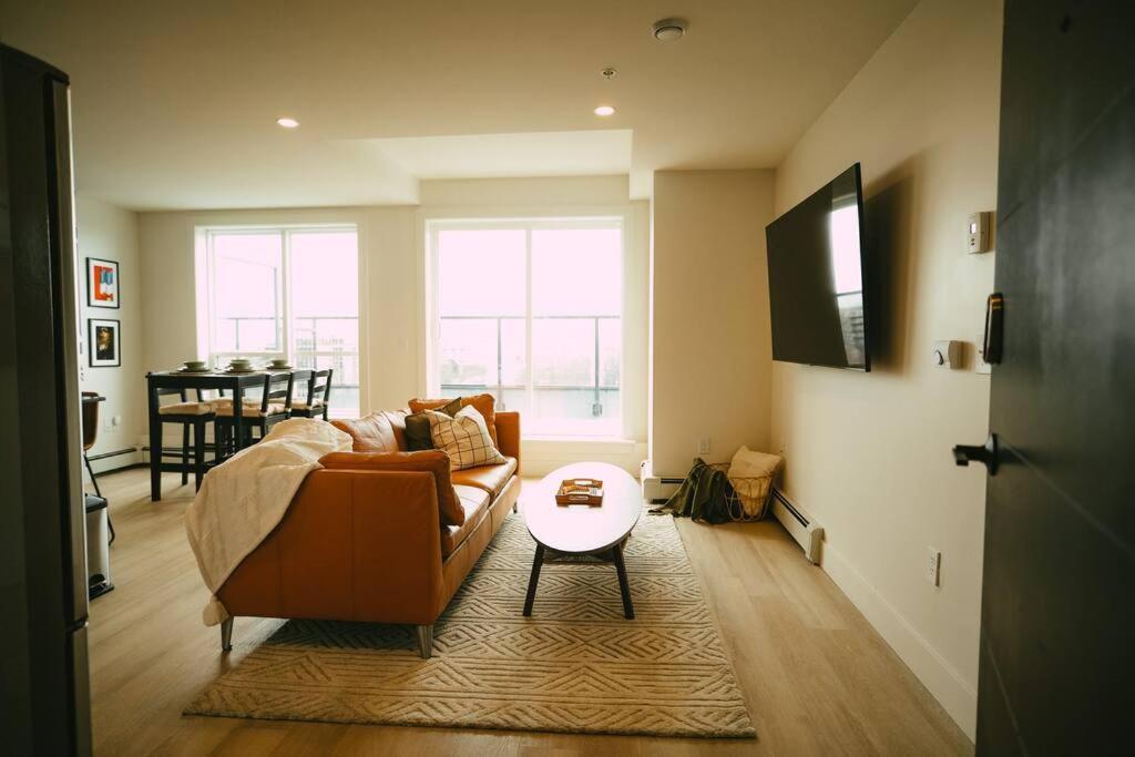 Chic Cozy Retreat - 2br - Stunning North End Views