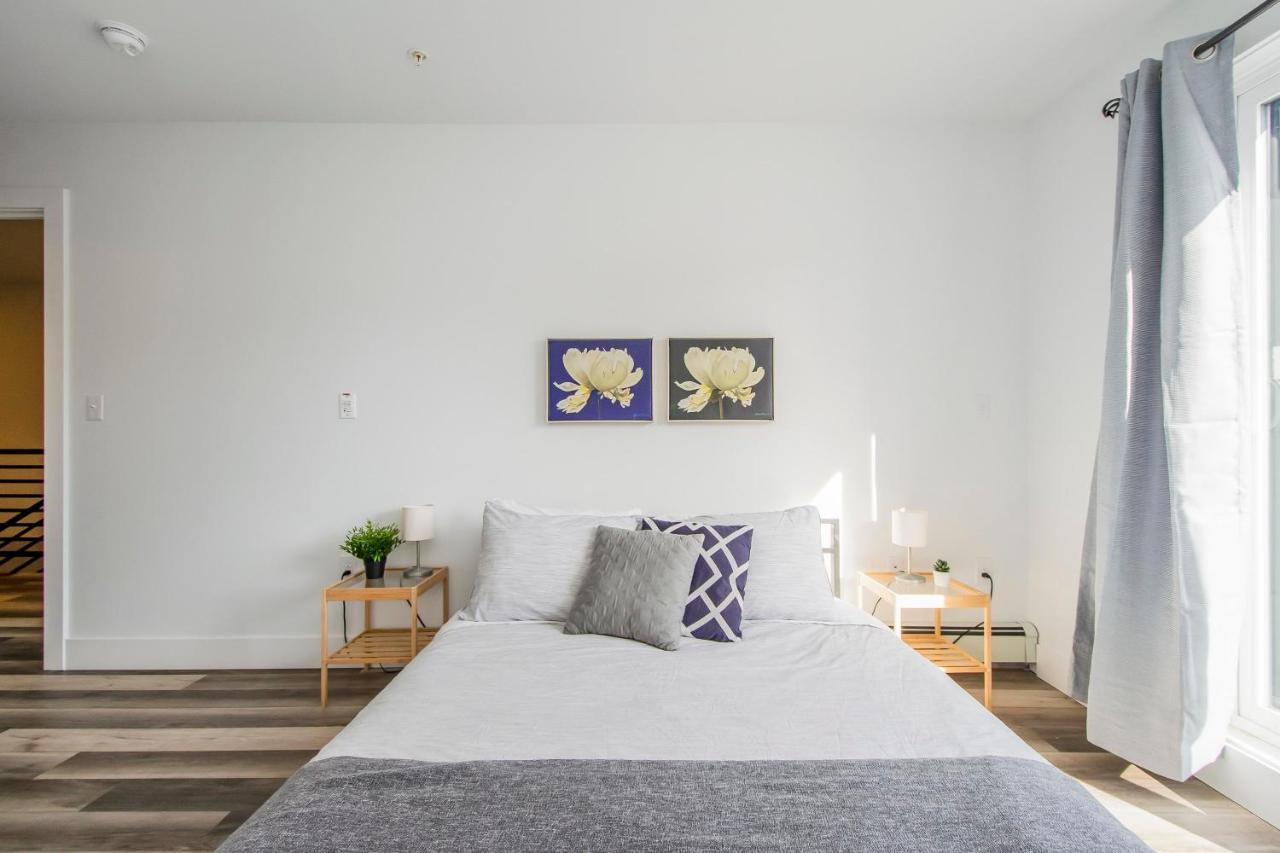 Luxurious 3 Bedroom Brand New Town House *