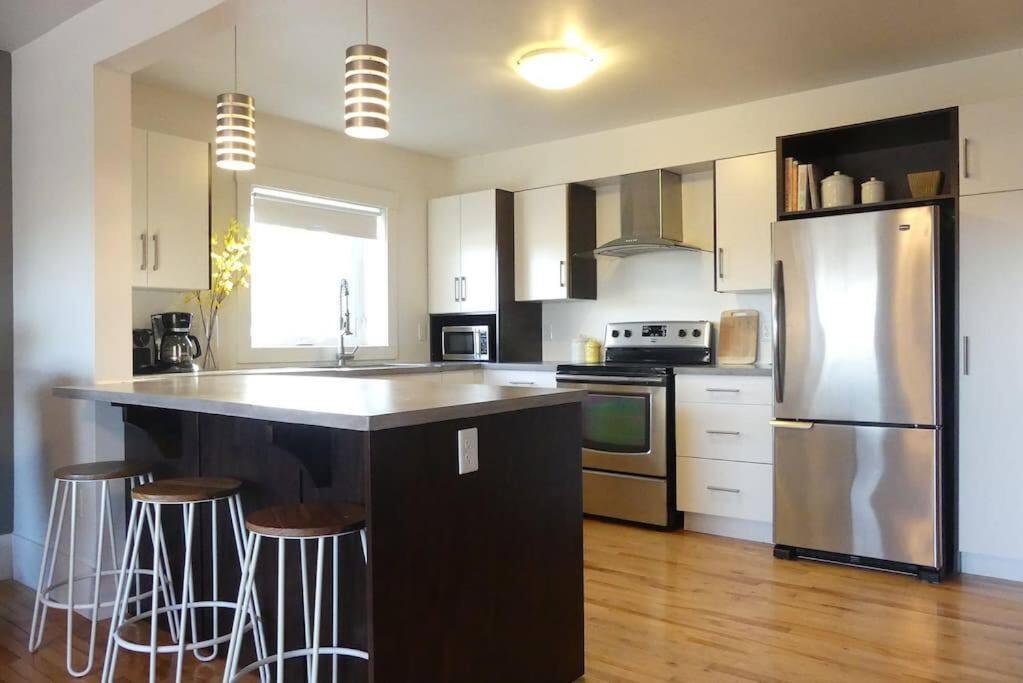 103 Large & Sunny Beautiful Apartment Halifax