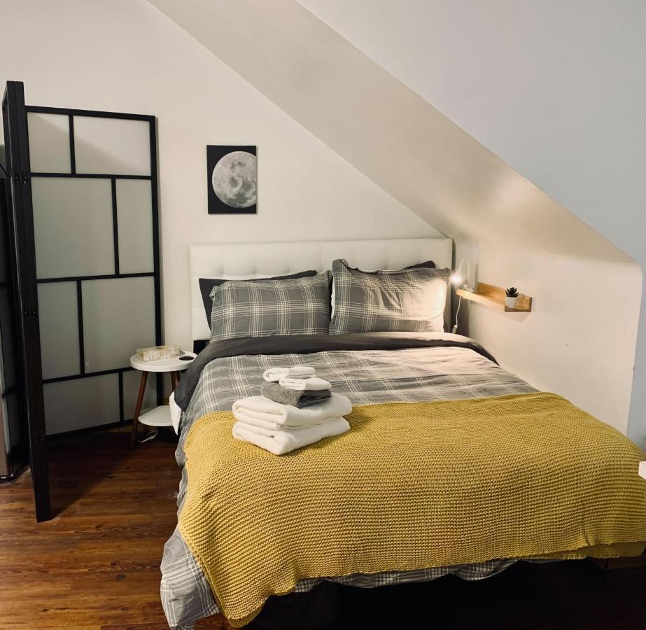Old 251 Bright Studio B1, Downtown Apartment