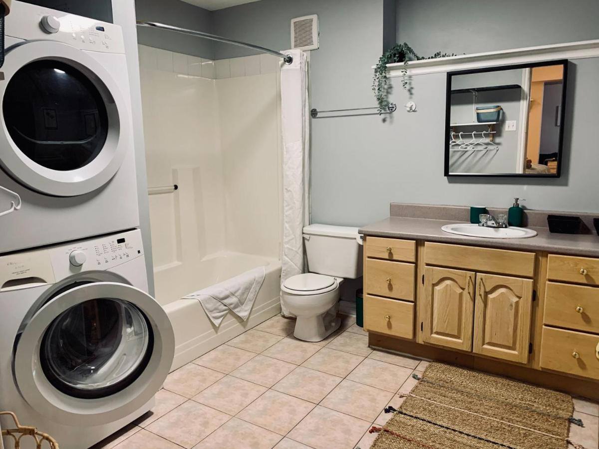 121 Spacious , Free Parking