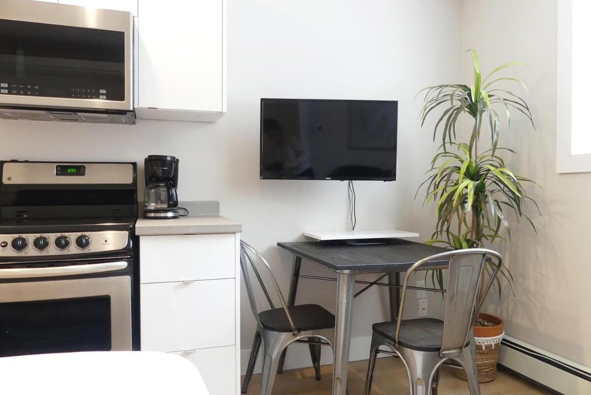 202 Convenient Studio Parking Apartment *