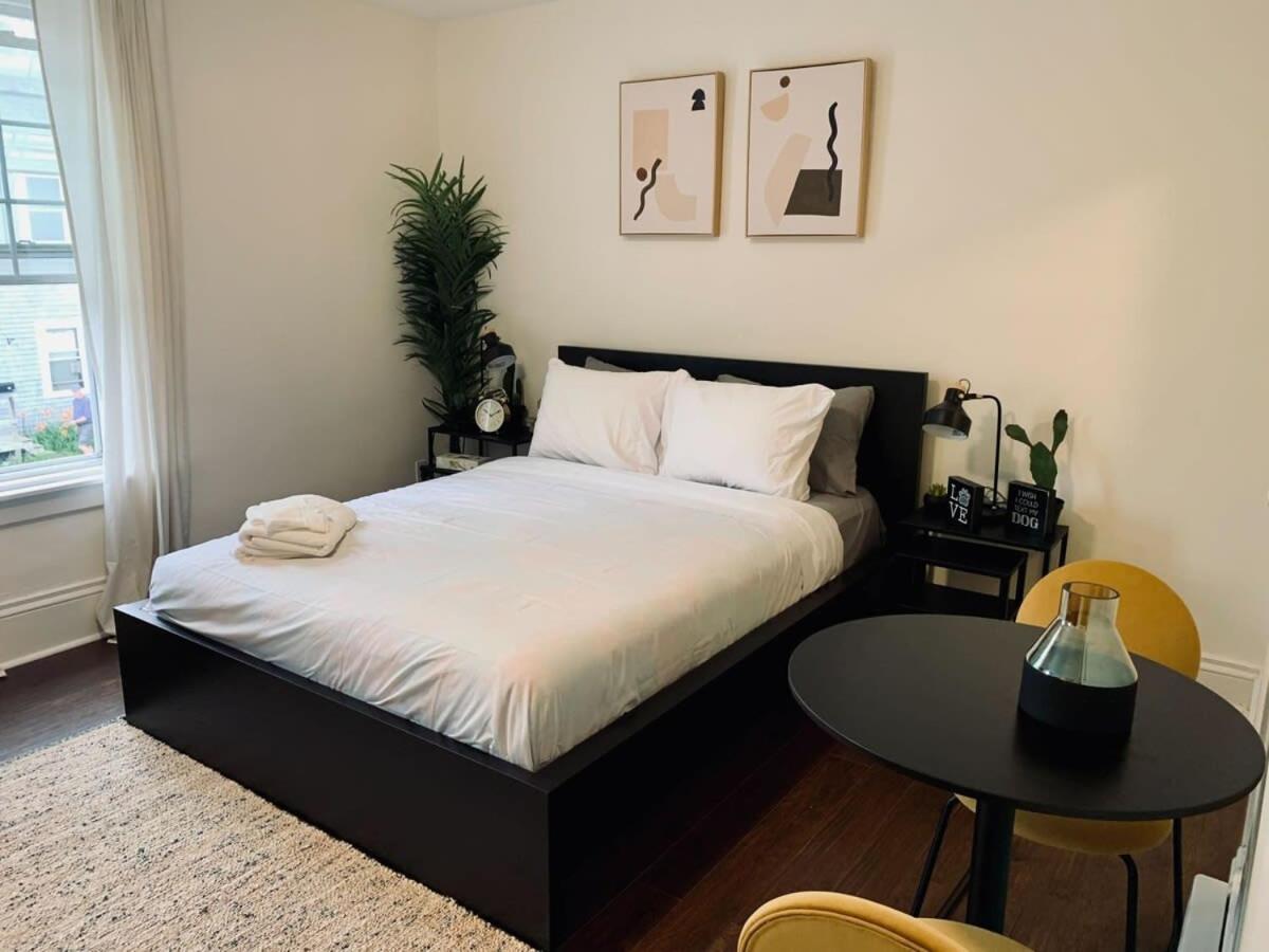 Pet-friendly Lovely #2 At Doggy Digs, Balcony Apartment