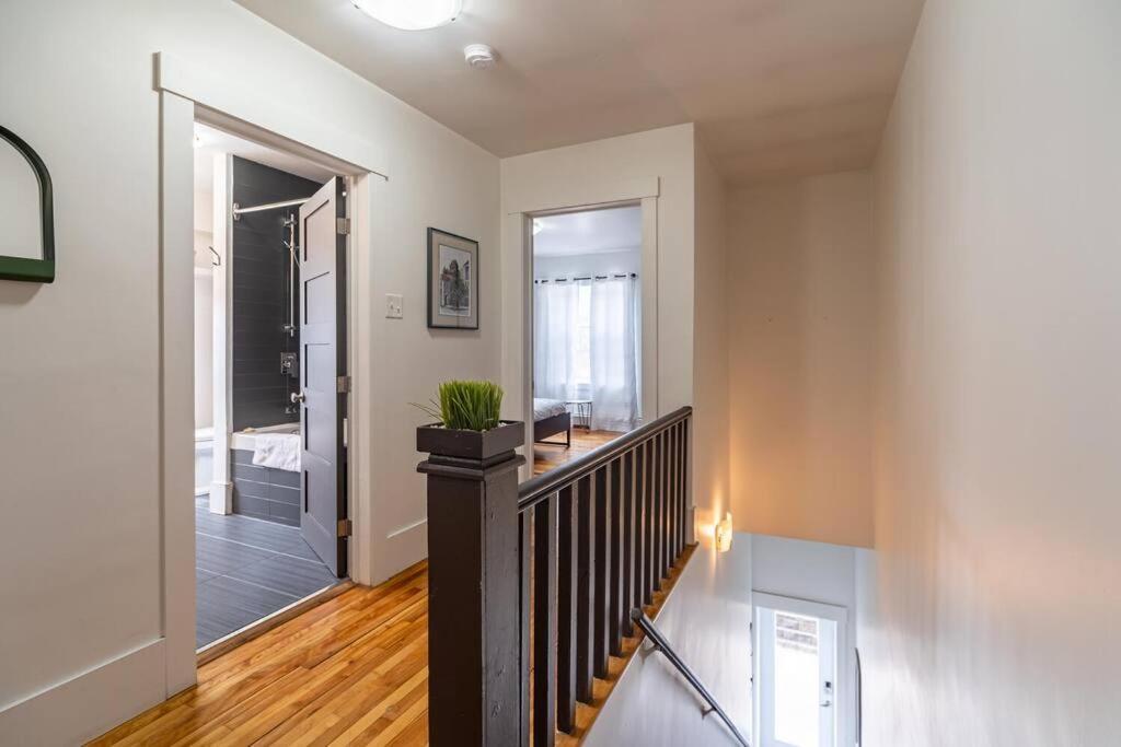 Apartment Large & Sunny Beautiful #103 Halifax