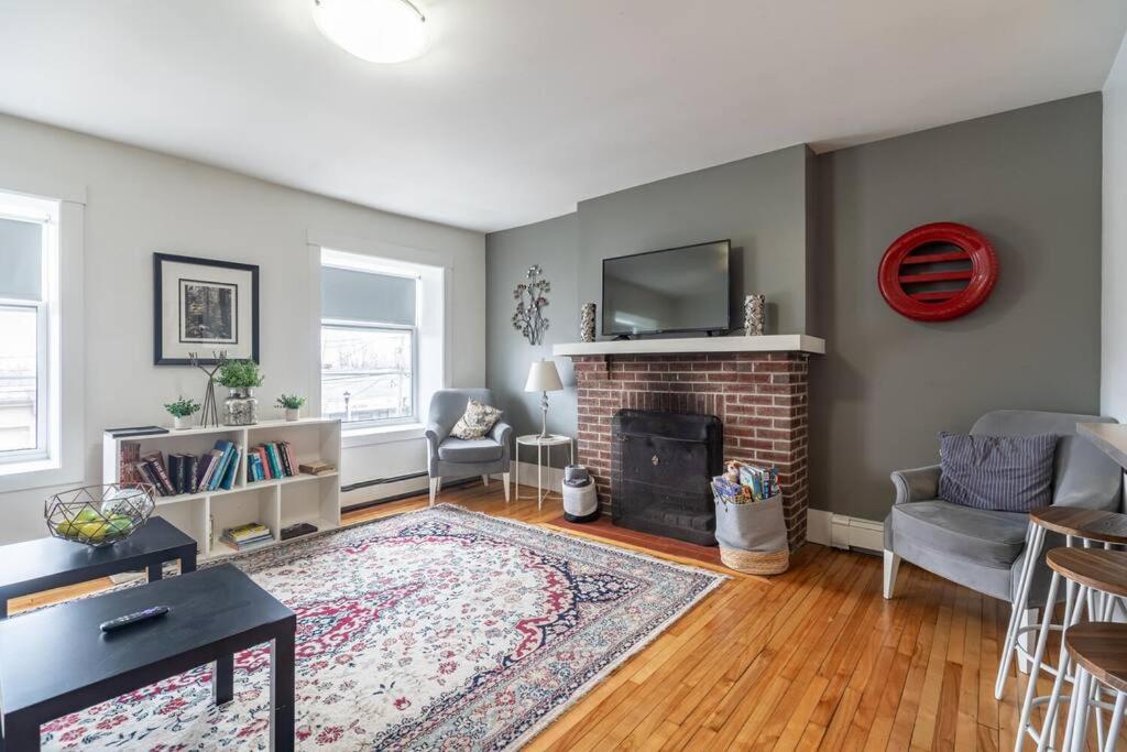 Large & Sunny Beautiful #103 Apartment *
