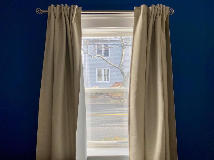 Large Townhouse, Lower Floor With Ac, Center Holiday home Halifax