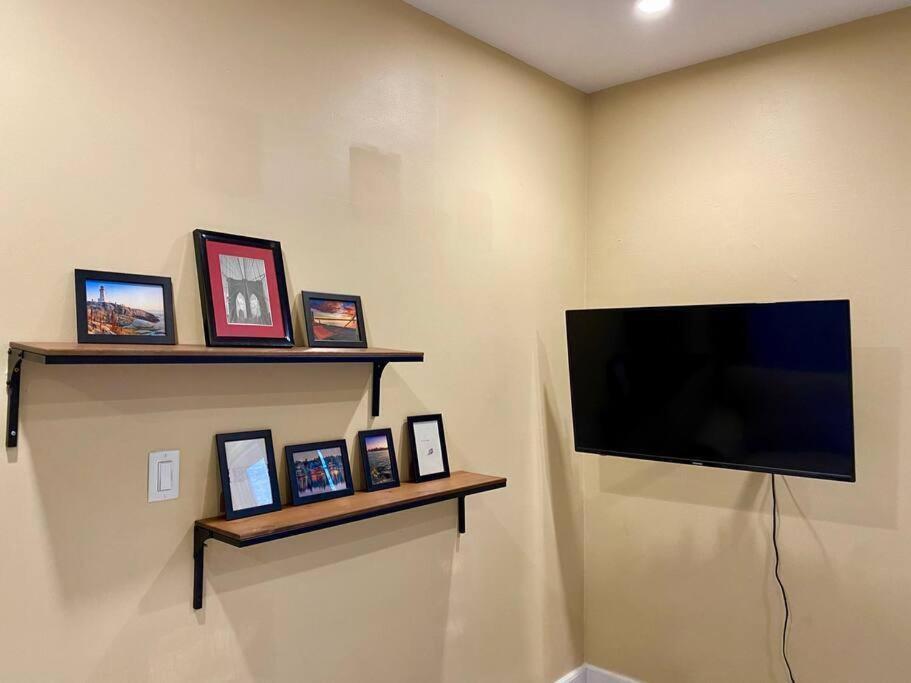 Large Townhouse, Lower Floor With Ac, Center Holiday home