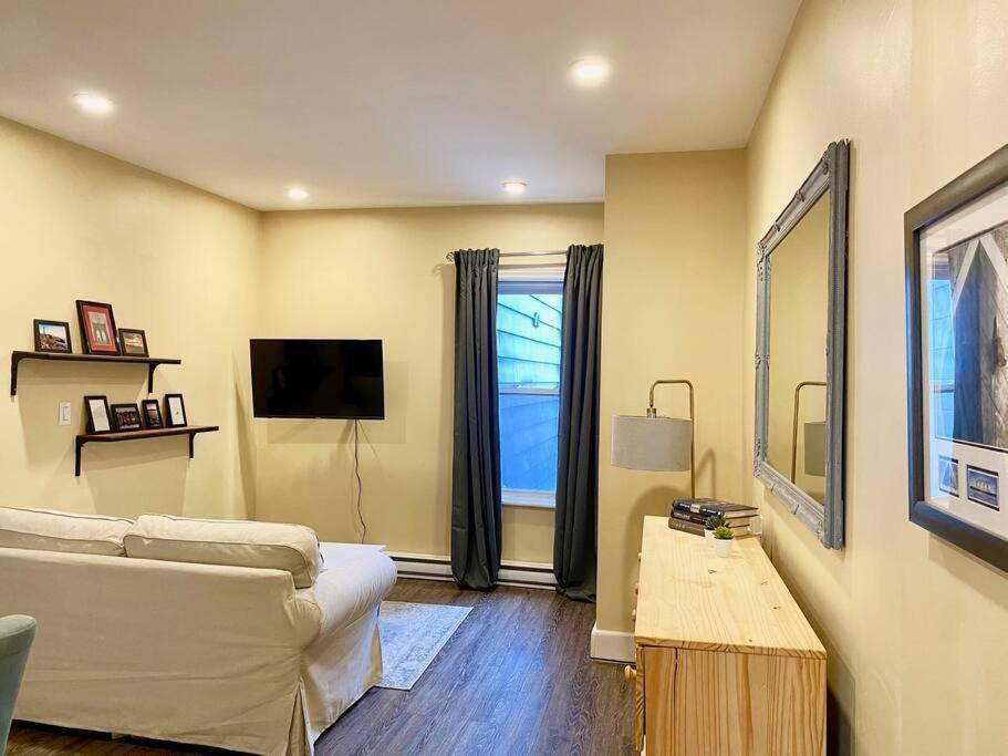 Holiday home Large Townhouse, Lower Floor With Ac, Center Halifax