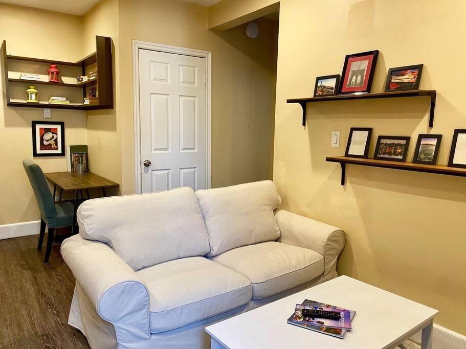 Large Townhouse, Lower Floor With Ac, Center Holiday home Halifax
