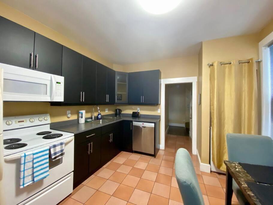 Large Townhouse, Lower Floor With Ac, Center Holiday home