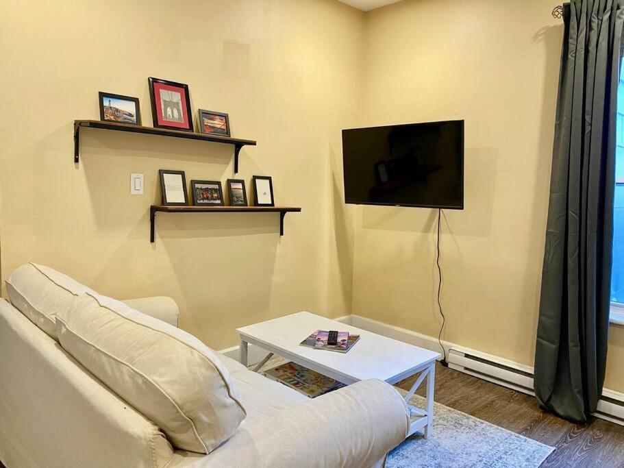Large Townhouse, Lower Floor With Ac, Center Holiday home *