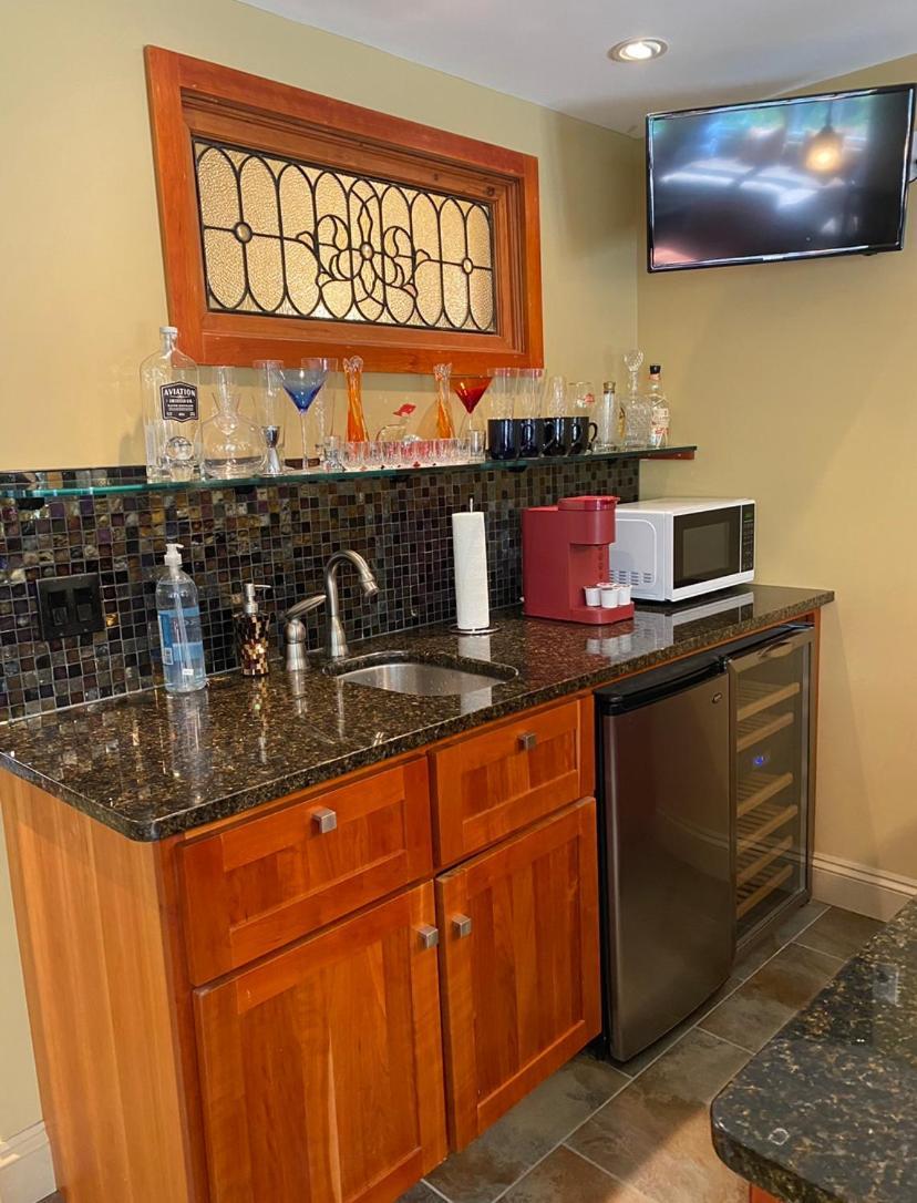 Luxury Bachelor By Waterfront -hot Tub Halifax