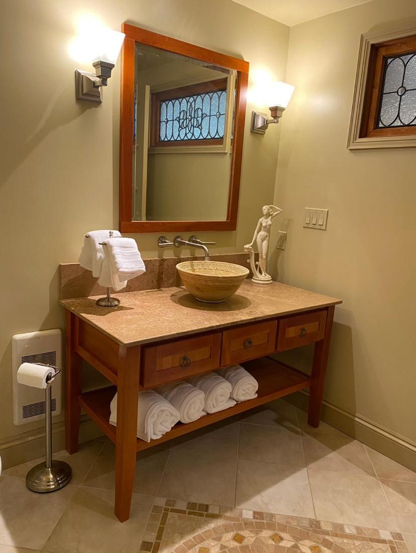 Luxury Bachelor By Waterfront -hot Tub Guest house Halifax