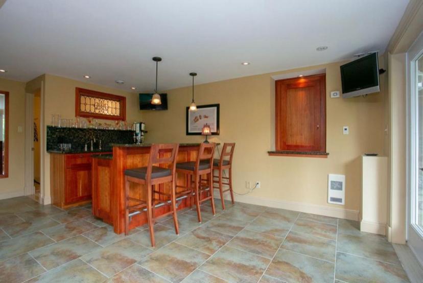 Guest house Luxury Bachelor By Waterfront -hot Tub Halifax