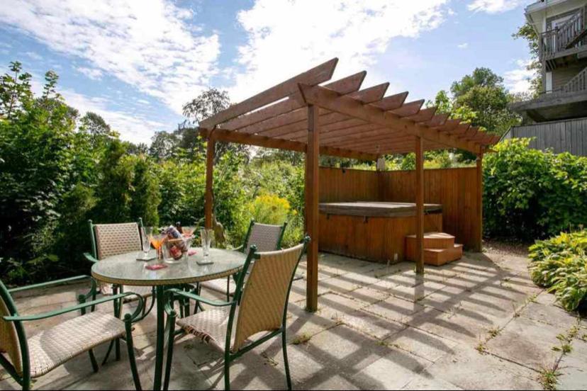 Guest house Luxury Bachelor By Waterfront -hot Tub