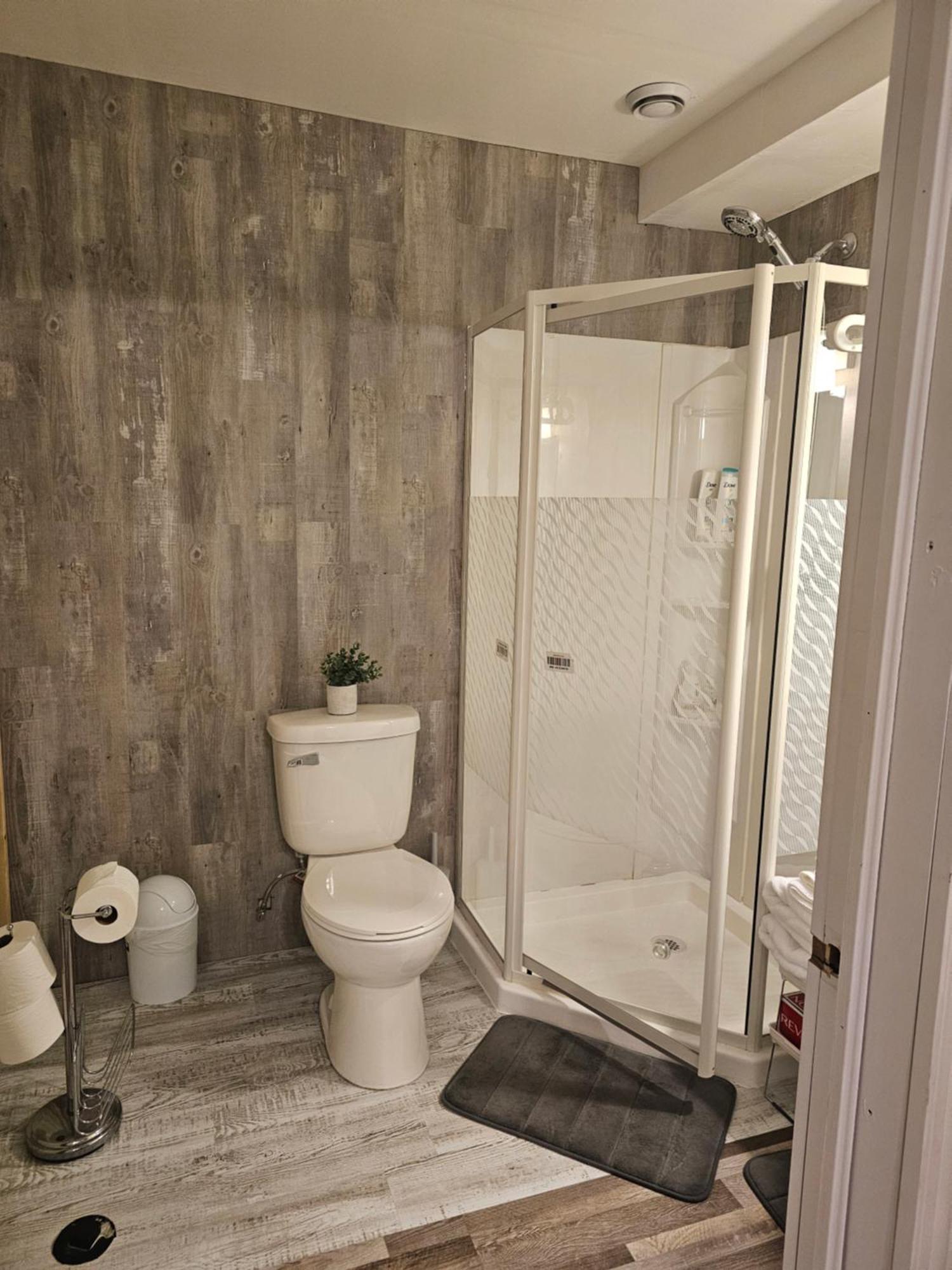 Quad-ks Cozy & Private Guest Halifax