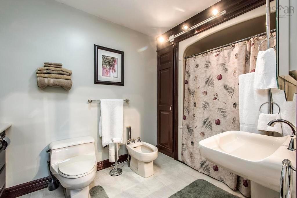 Private Bedroom And Bathroom In Dartmouth Homestay Halifax