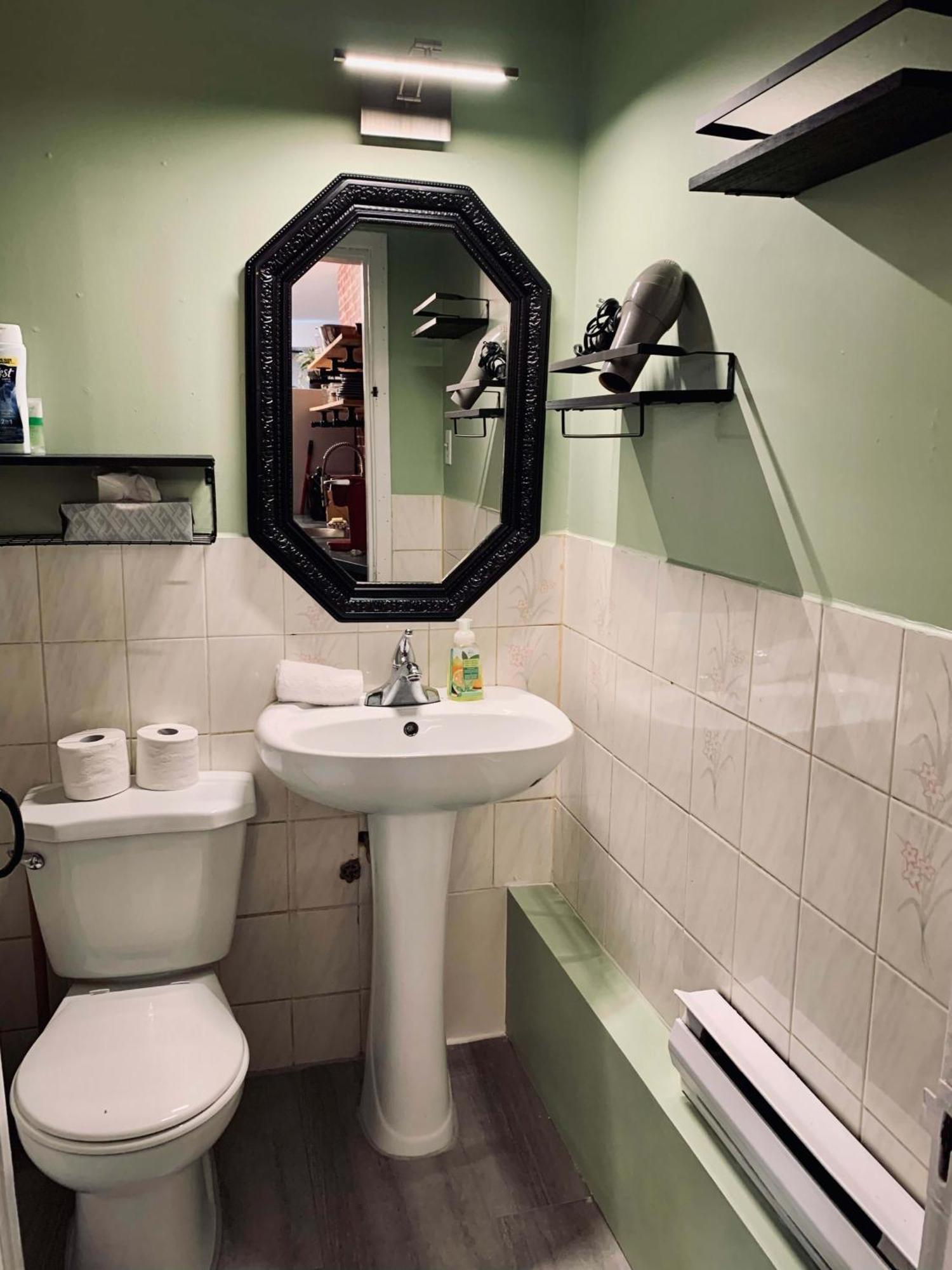New Cozy& Stylish 2-bdrm, Close To Downtown, Unit #3 Apartment Halifax