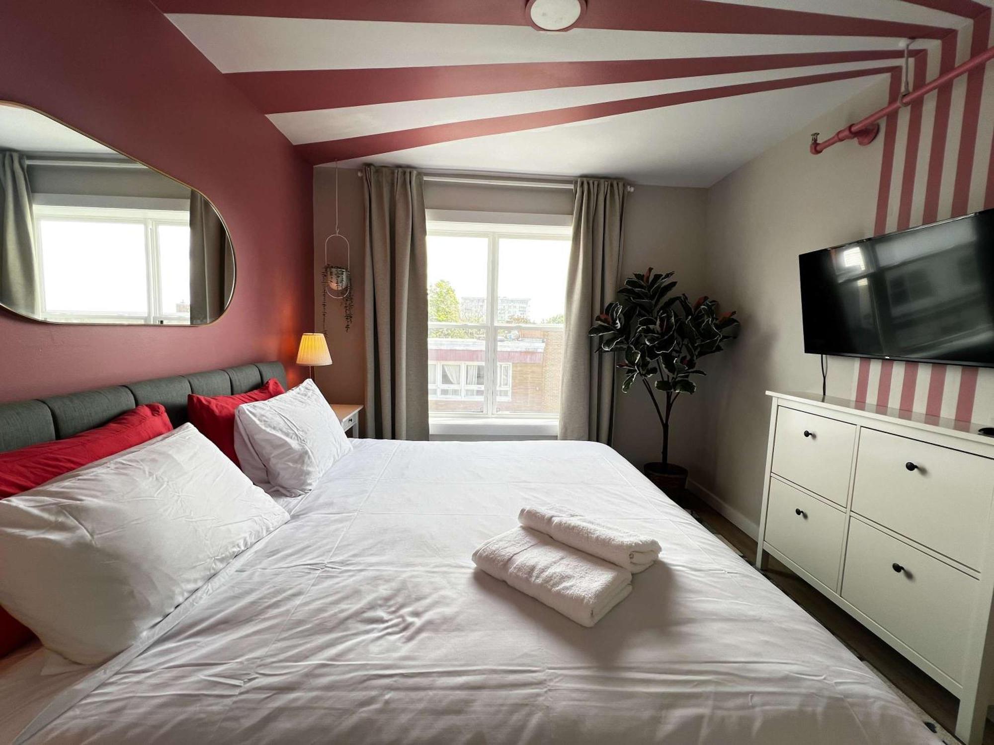 Apartment Pink Sunrise Energetic #7 At Ports On Portland, King Bed And Bold Decor *