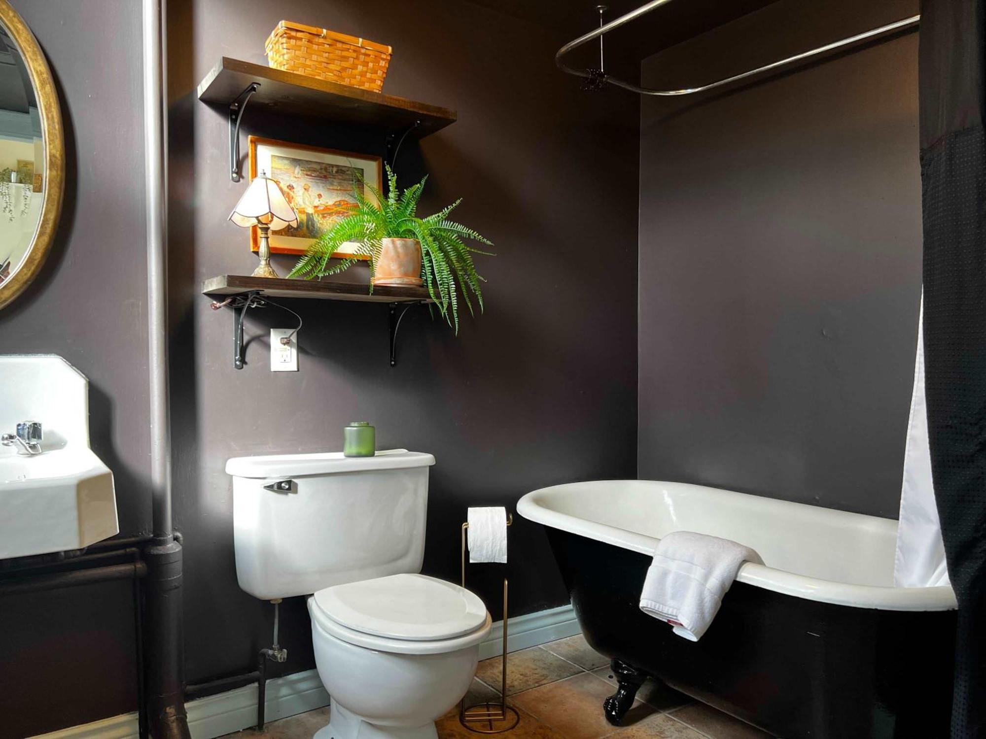 Stylish Living At Inglis Heritage, Unit C *