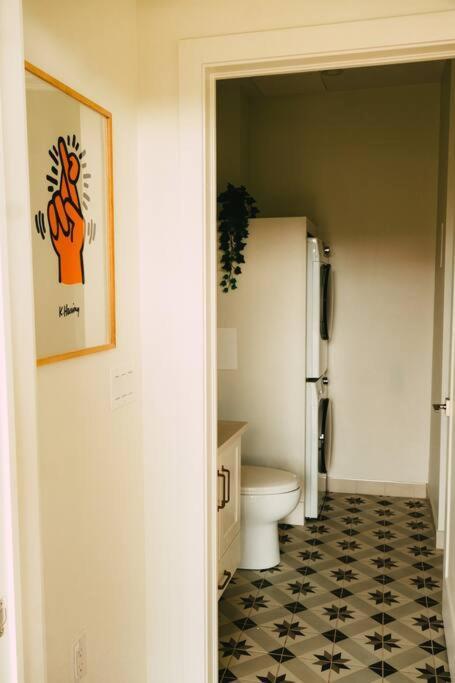 New Cozy Downtown Loft With Free Parking Apartment