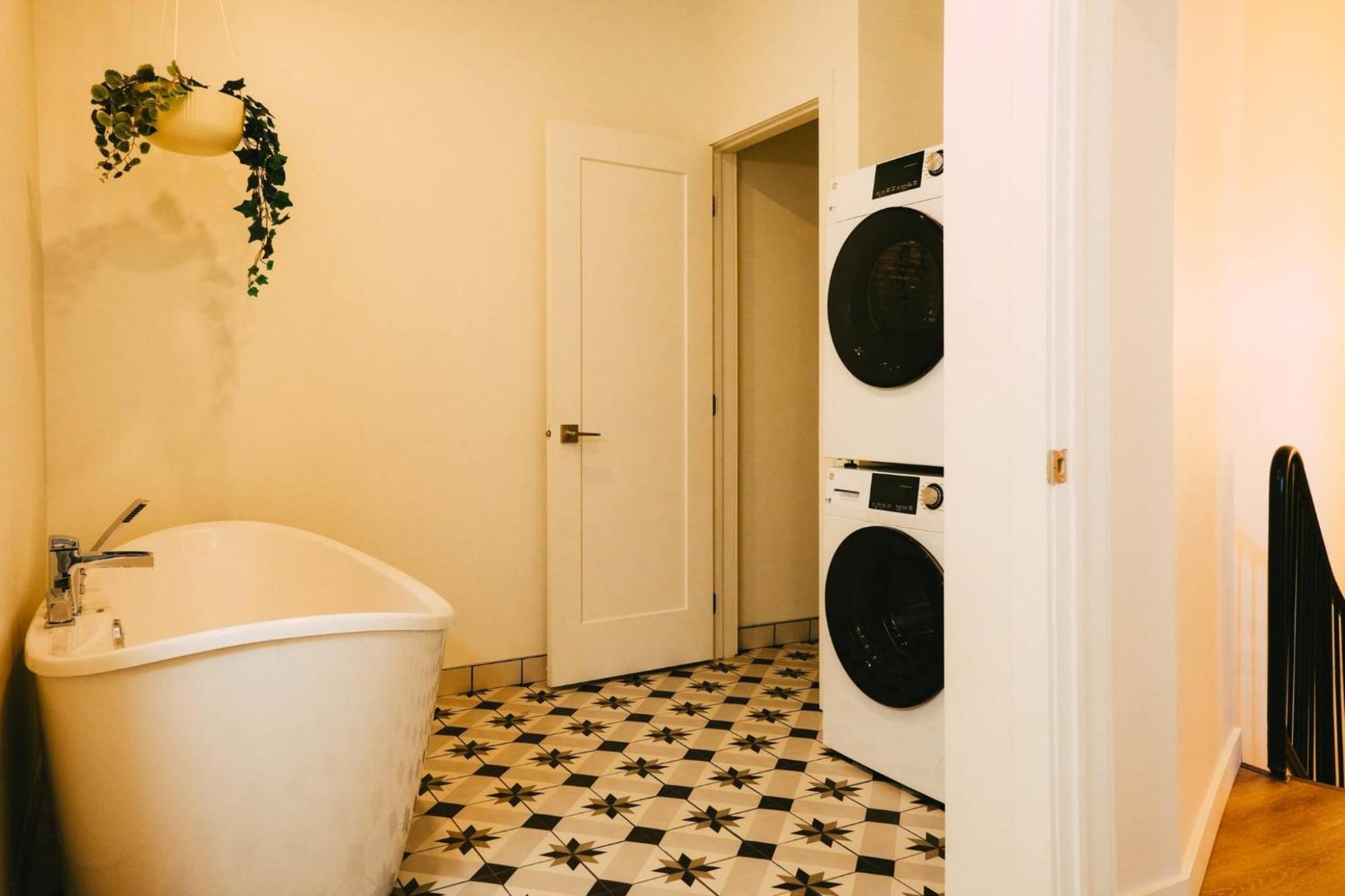 New Pause Penthouse Lofts - Downtown - Free Parking Halifax