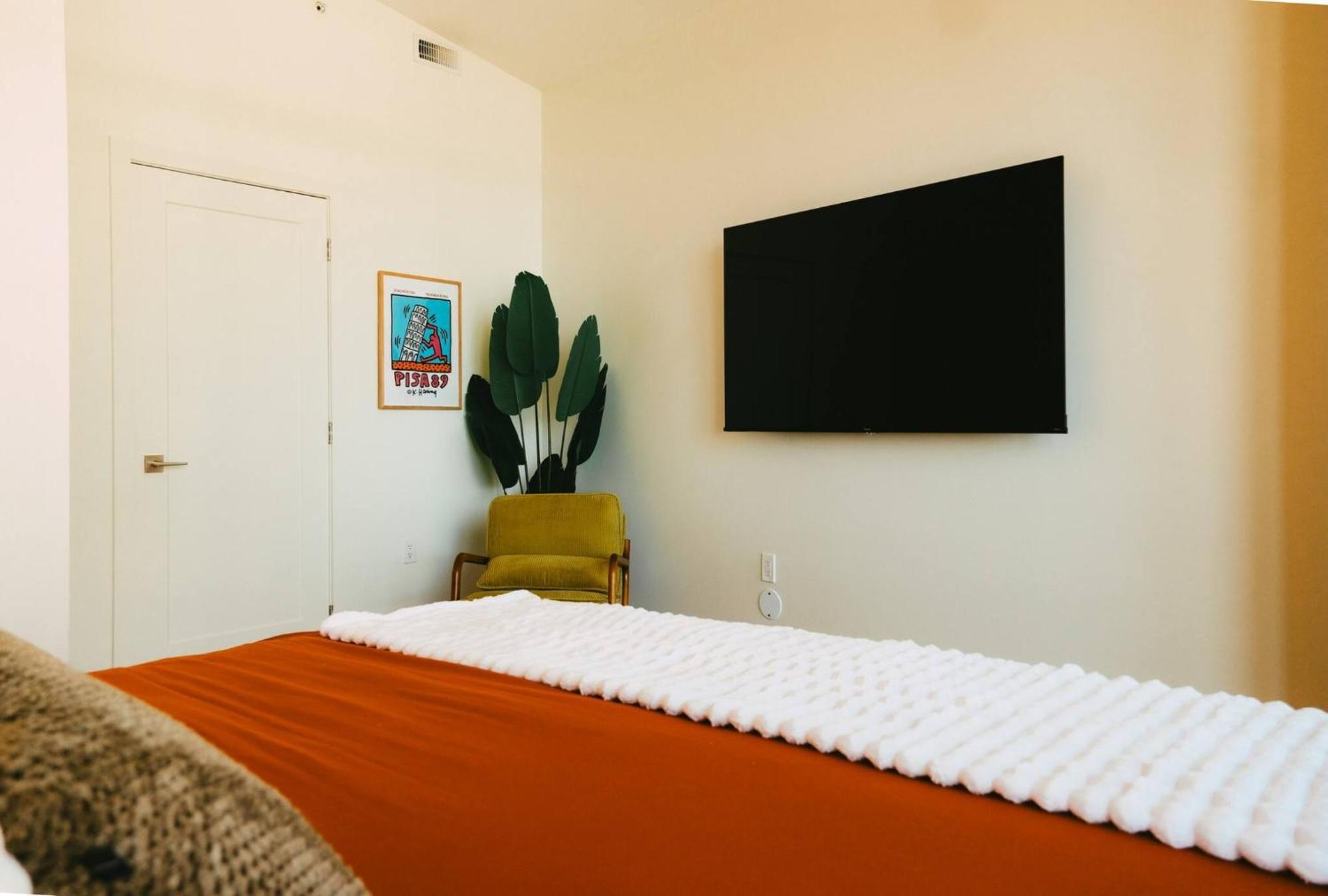 New Pause Penthouse Lofts - Downtown - Free Parking Apartment *