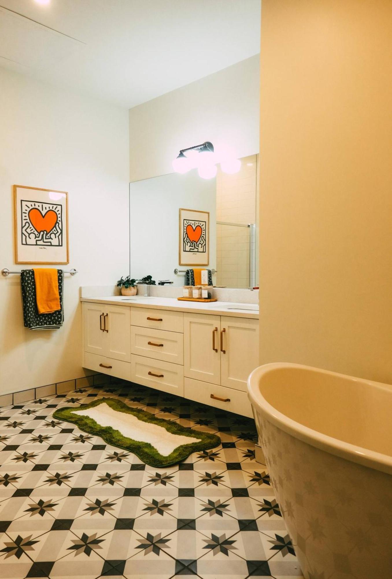 New Pause Penthouse Lofts - Downtown - Free Parking Apartment *
