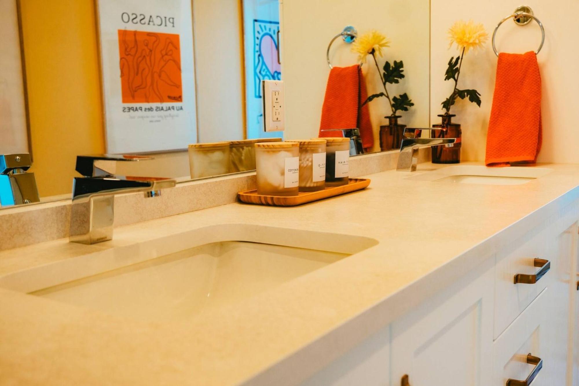 New Pause Penthouse Lofts - Downtown - Free Parking Apartment *