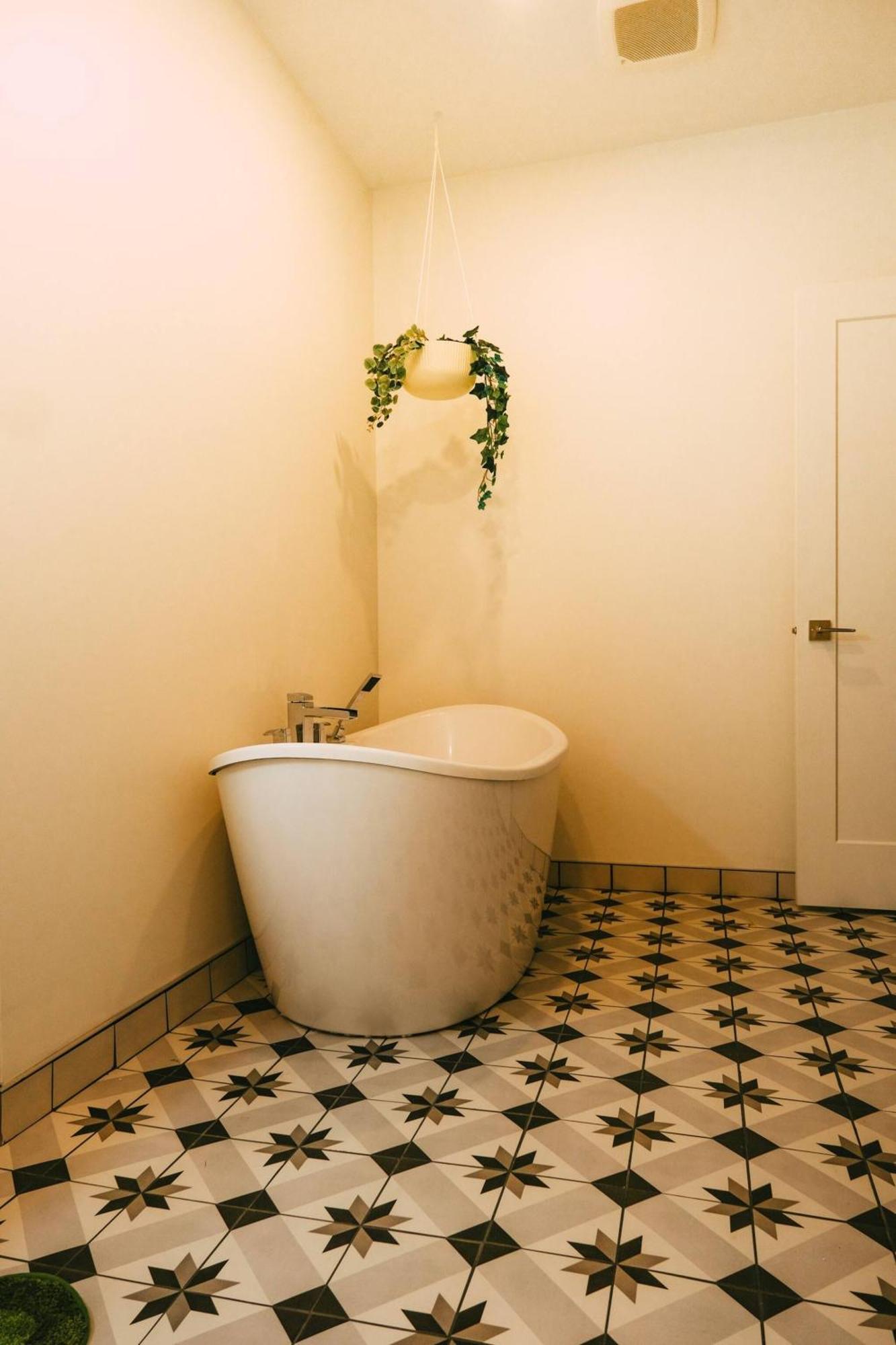 New Pause Penthouse Lofts - Downtown - Free Parking Apartment *