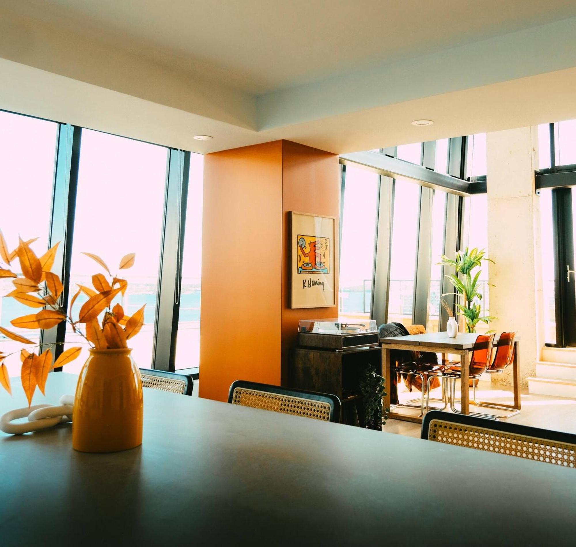 New Pause Penthouse Lofts - Downtown - Free Parking Apartment