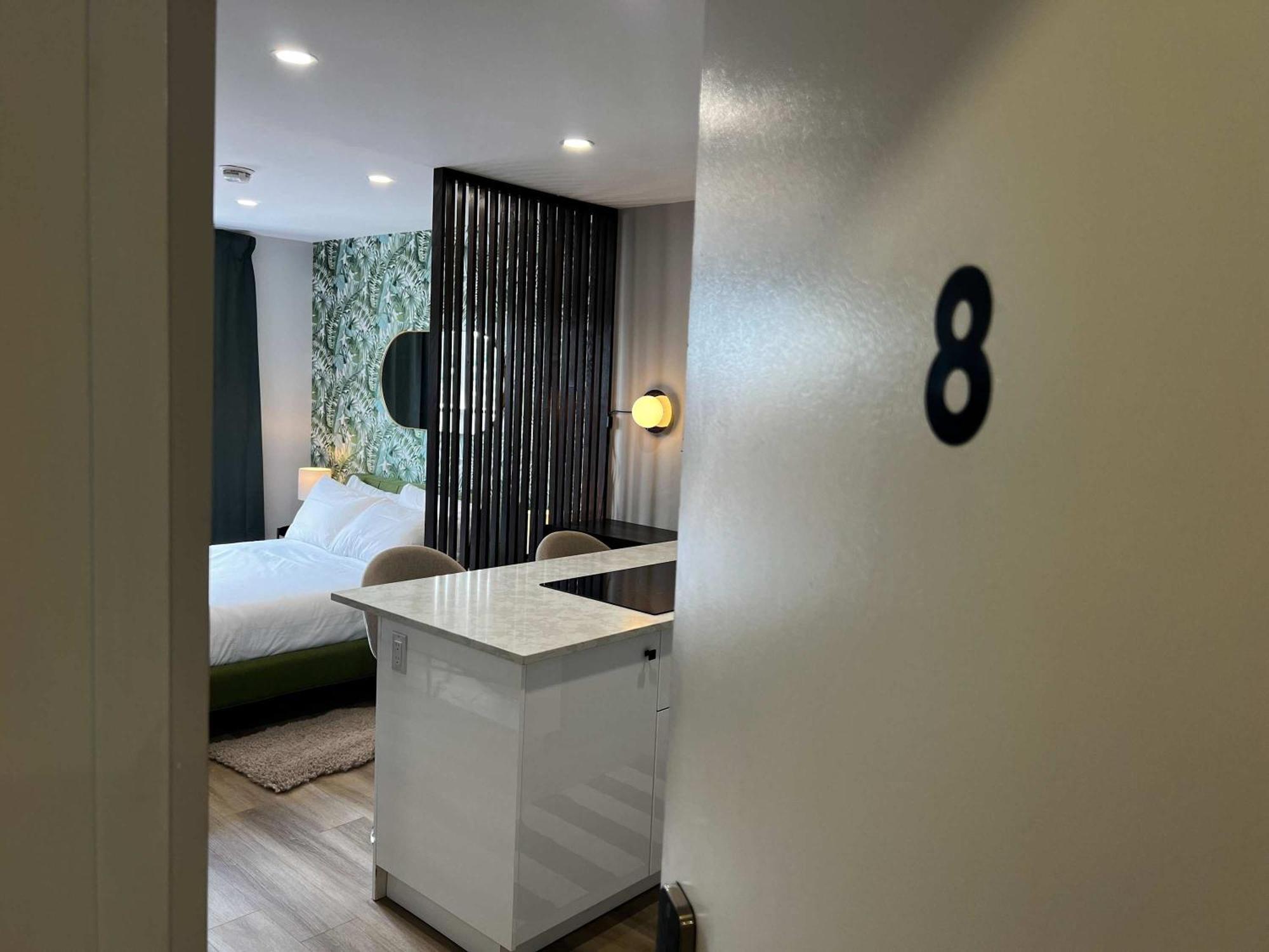Calm Stunning Downtown Views, Unit 8