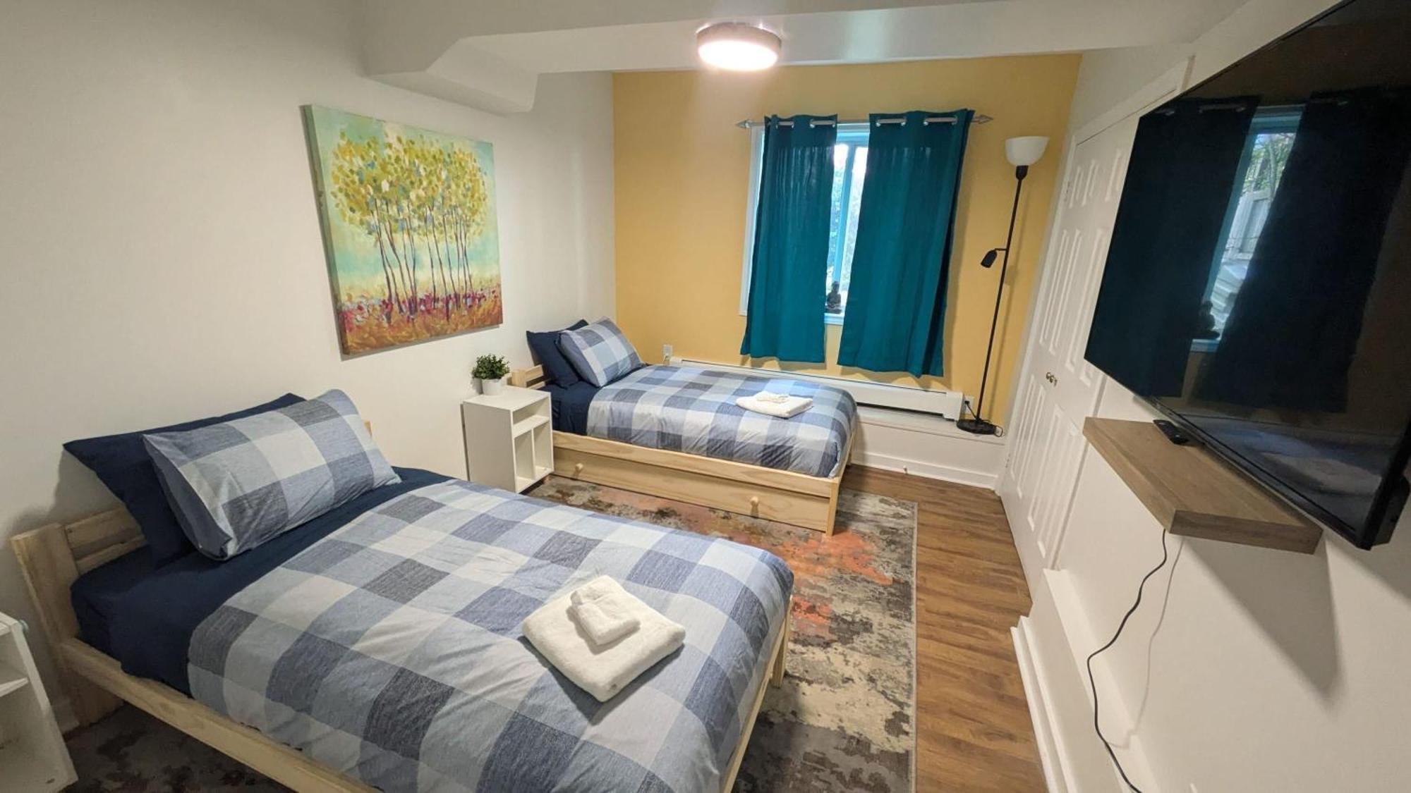 Vibrant And Funky Retreat On Fern Lane, Unit 1 Apartment