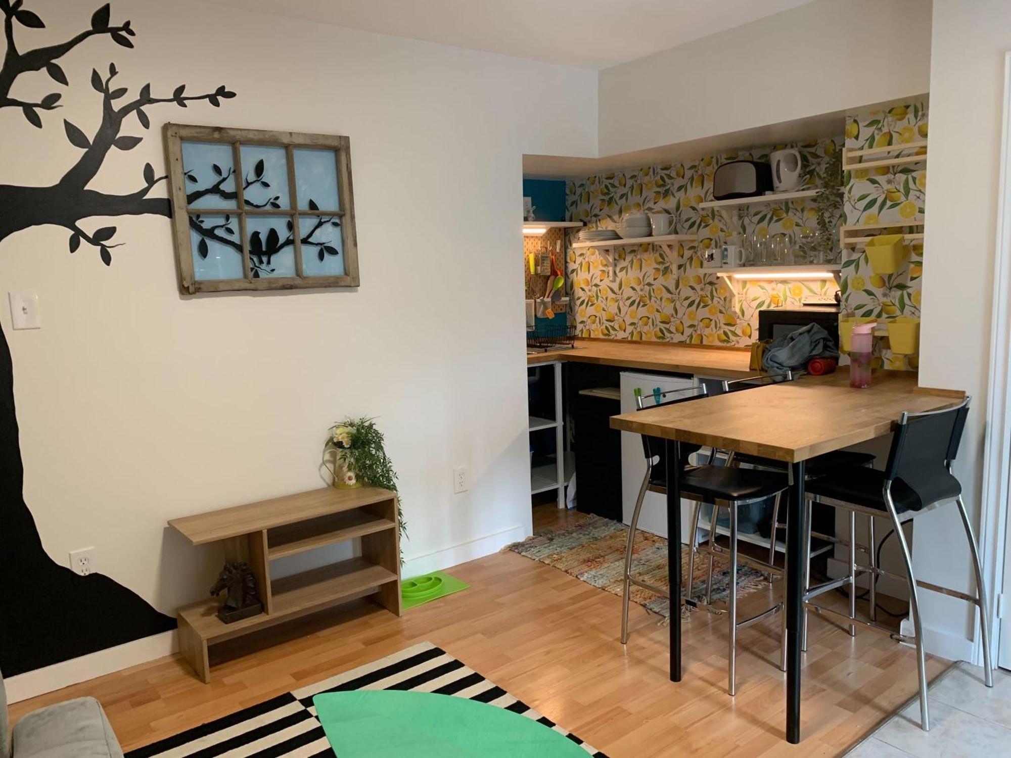 Vibrant And Funky Retreat On Fern Lane, Unit 1 Apartment