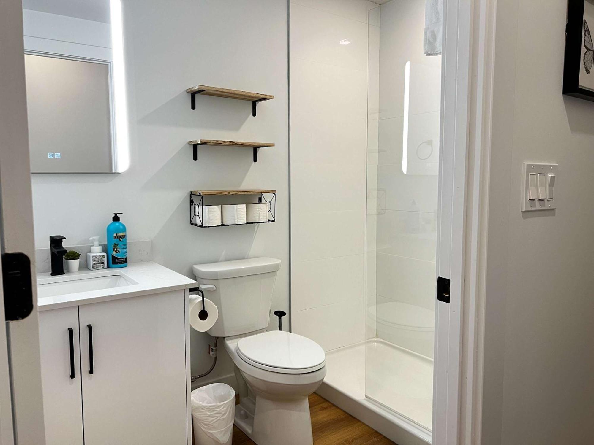 Apartment Refined Living, Unit 606 *