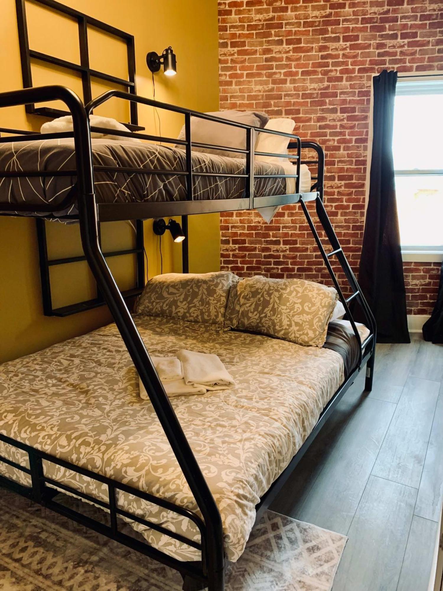 Stylish 2-bdrm Unit #3, Close To Downtown Apartment