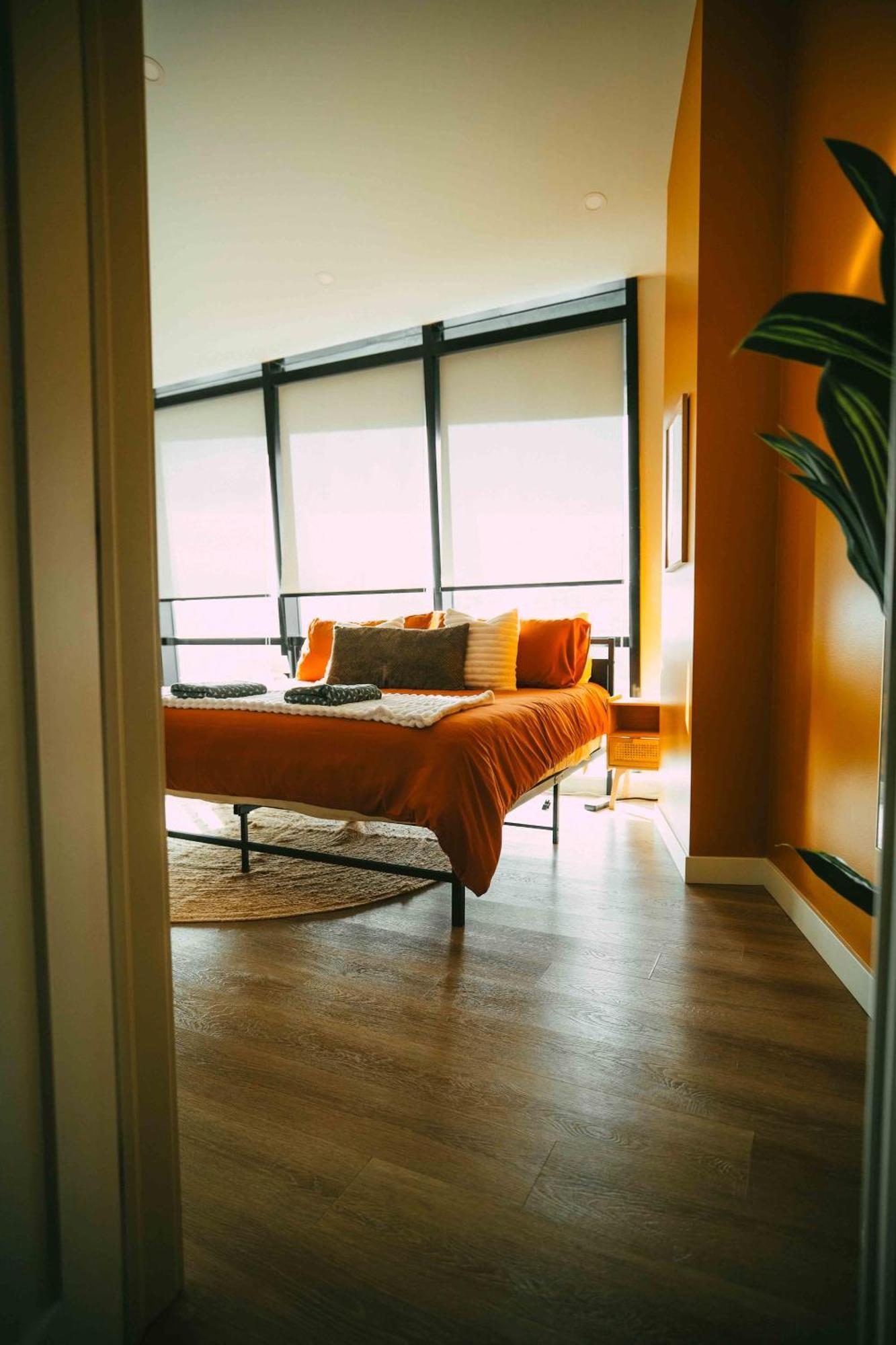 New Cozy Downtown Loft With Free Parking Apartment