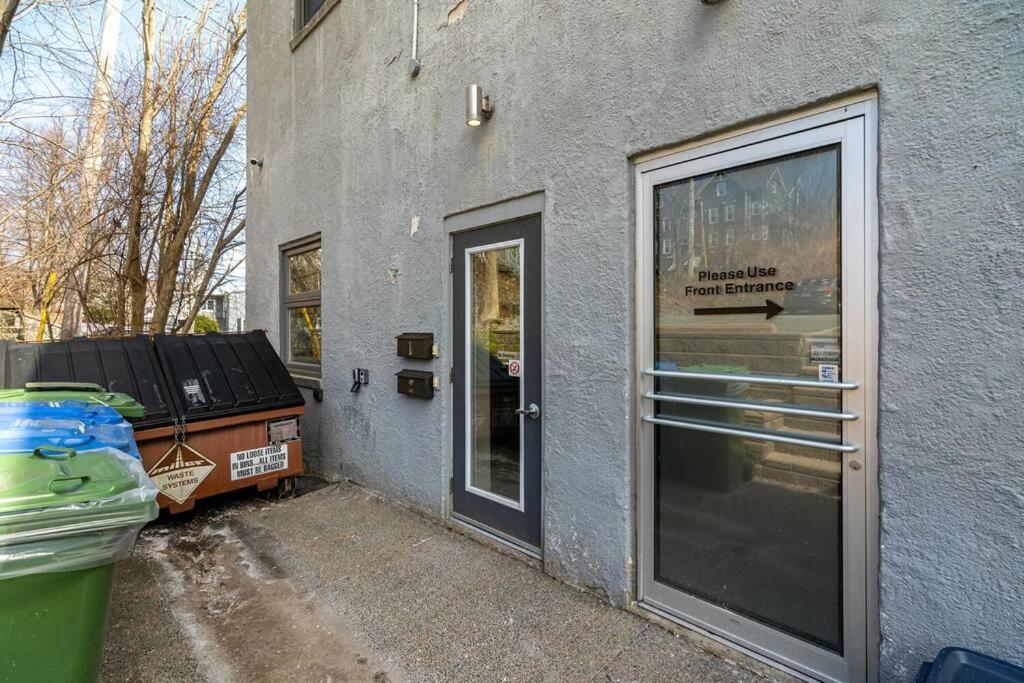 Gorgeous & Sunny Executive #2, Ac Apartment *