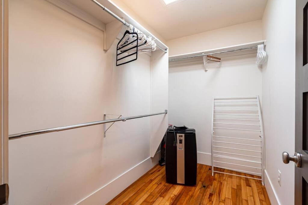 Gorgeous & Sunny Executive #2, Ac Halifax