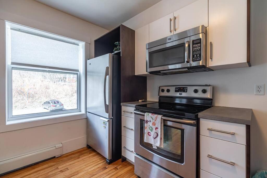 Gorgeous & Sunny Executive #2, Ac Halifax