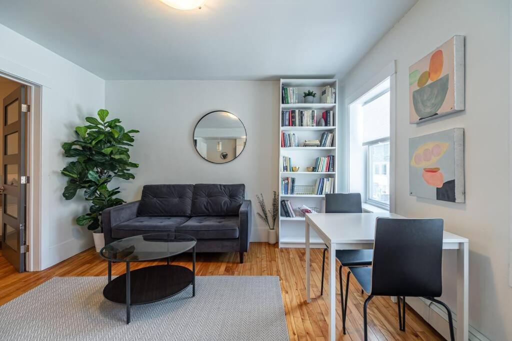 Gorgeous & Sunny Executive #2, Ac Apartment