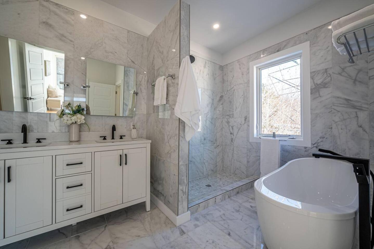 4br 3 Bath Oceanview Modern Halifax