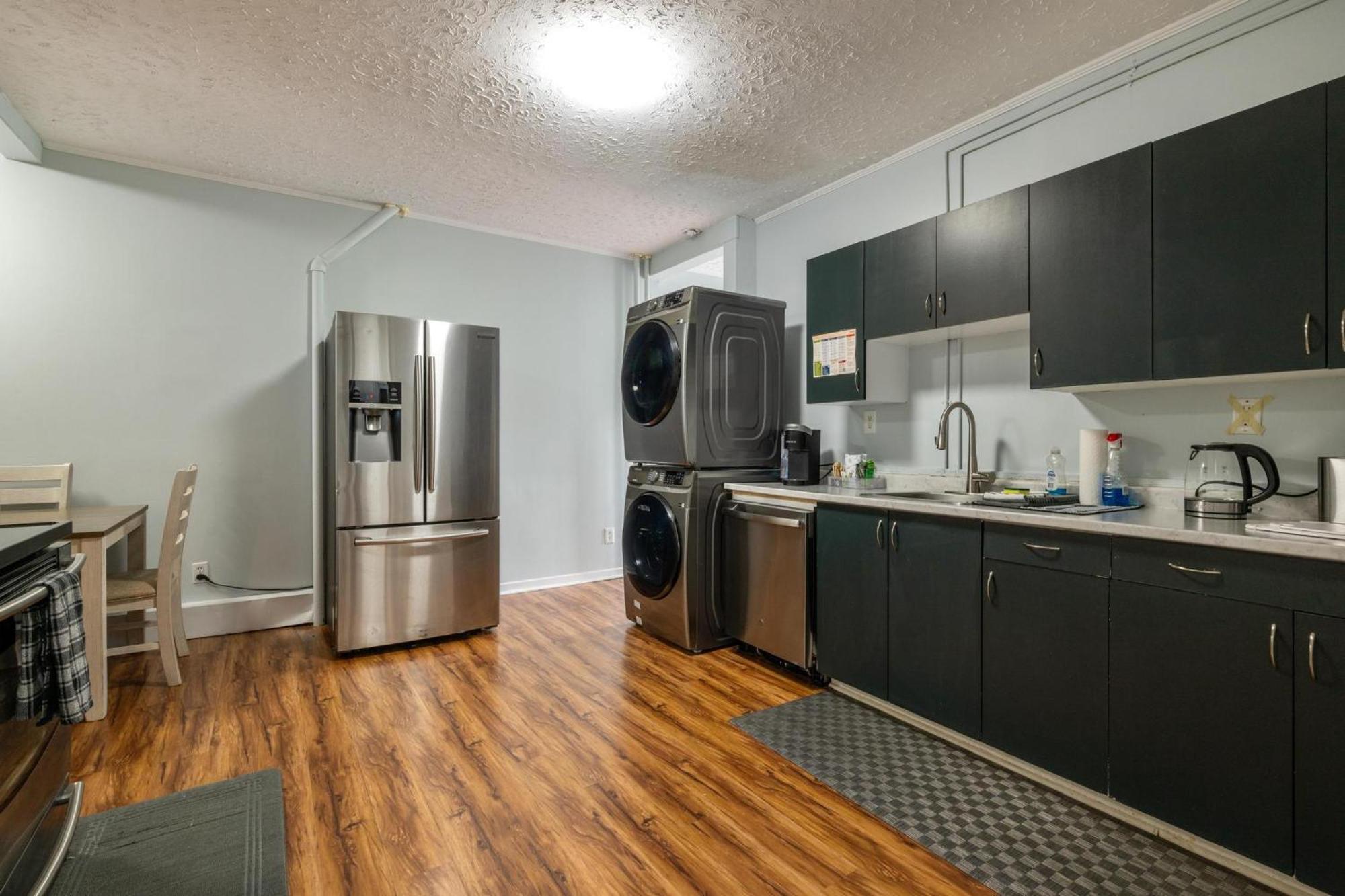 Spacious Urban Gem Steps From The Pier Parking Apartment