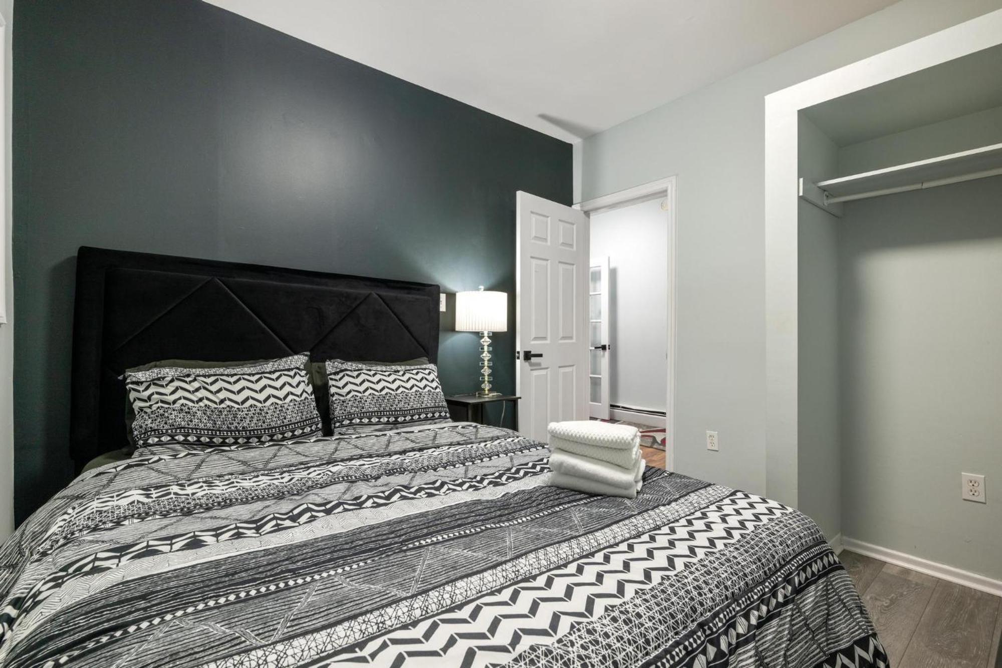 Spacious Urban Gem Steps From The Pier Parking Apartment *