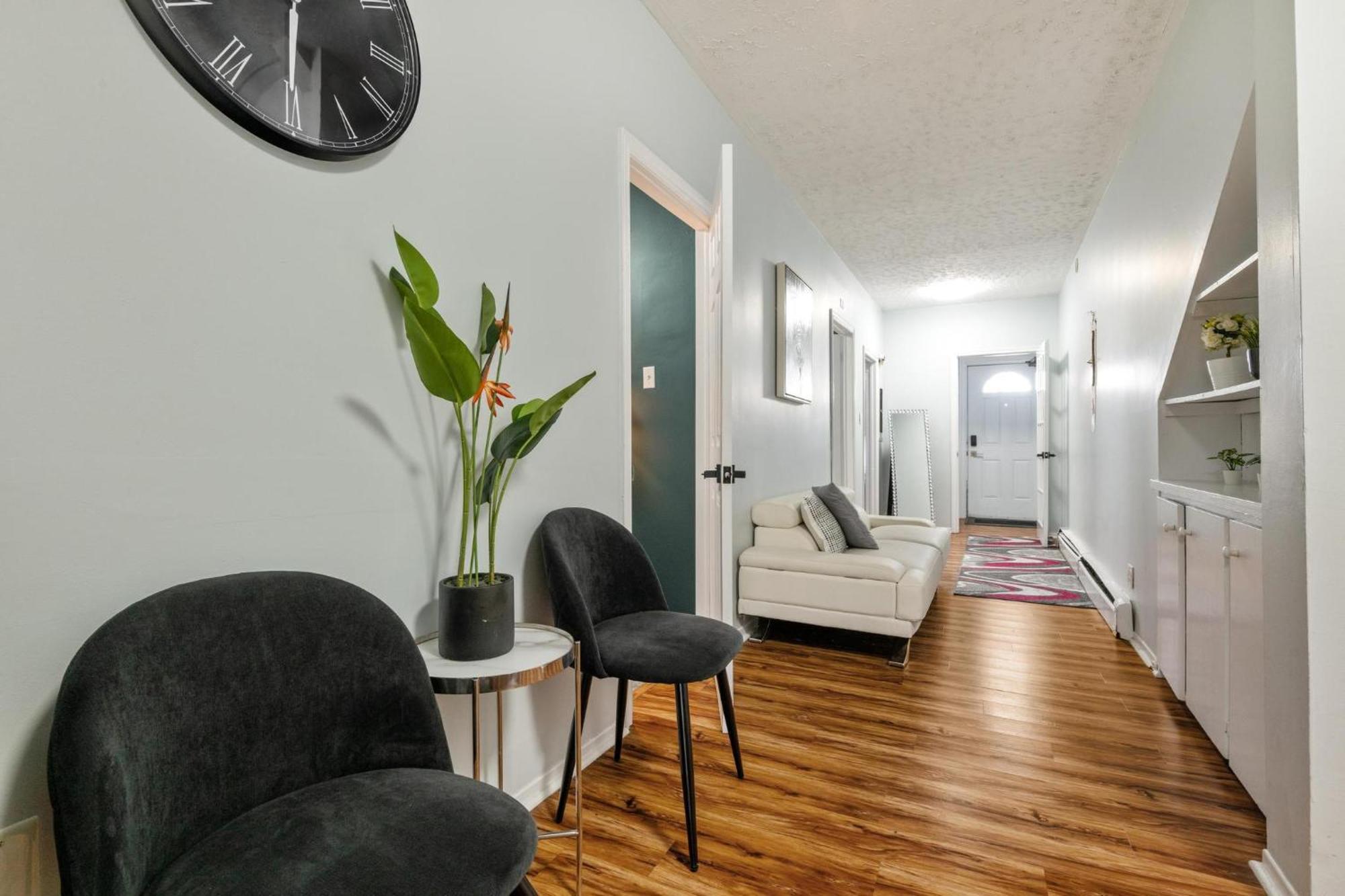 Spacious Urban Gem Steps From The Pier Parking Apartment