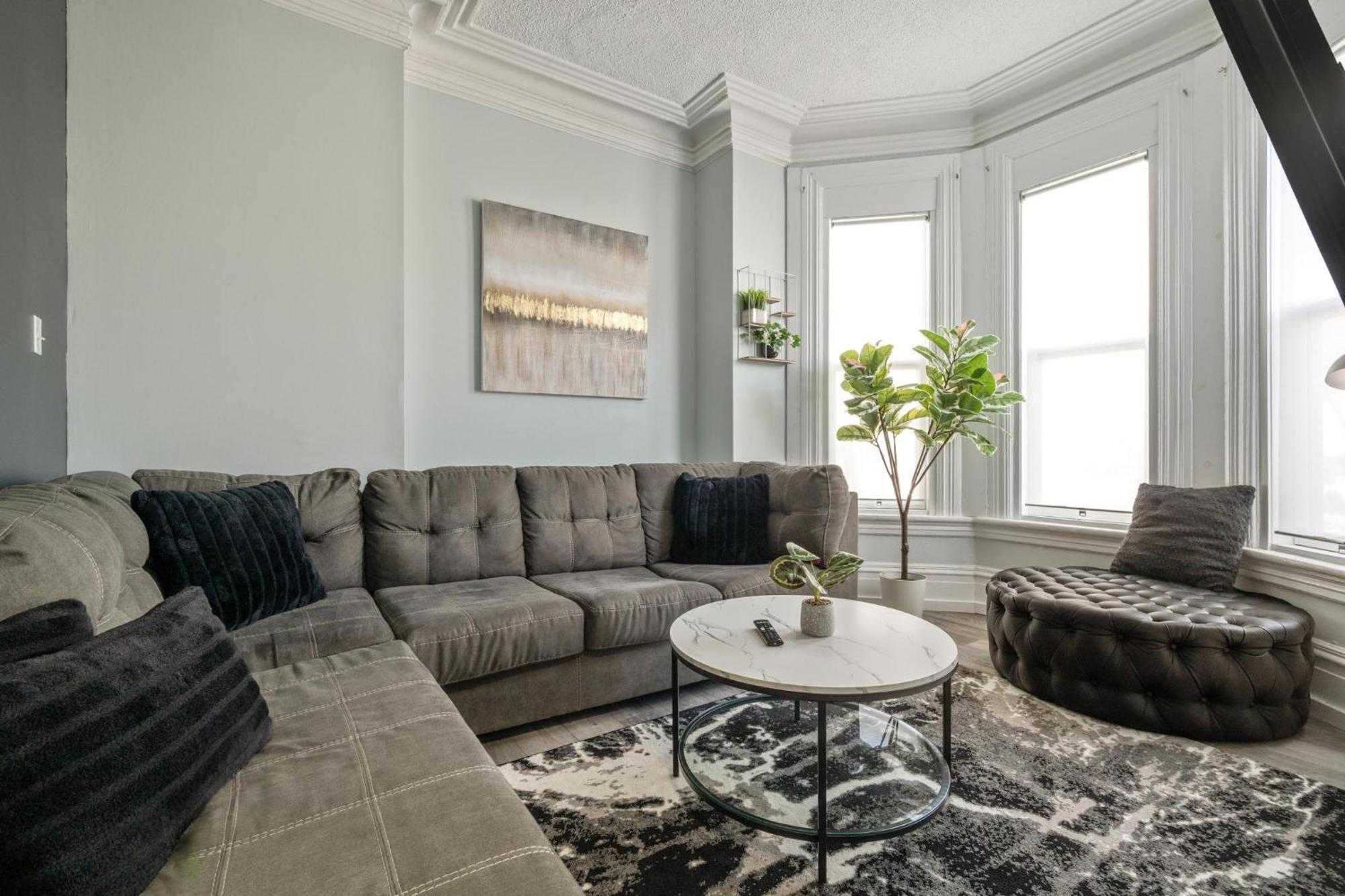 Spacious Urban Gem Steps From The Pier Parking Apartment *