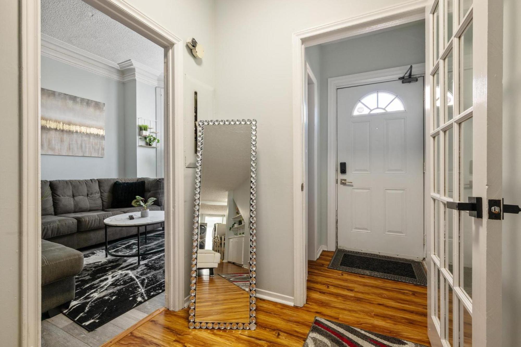 Apartment Spacious Urban Gem Steps From The Pier Parking
