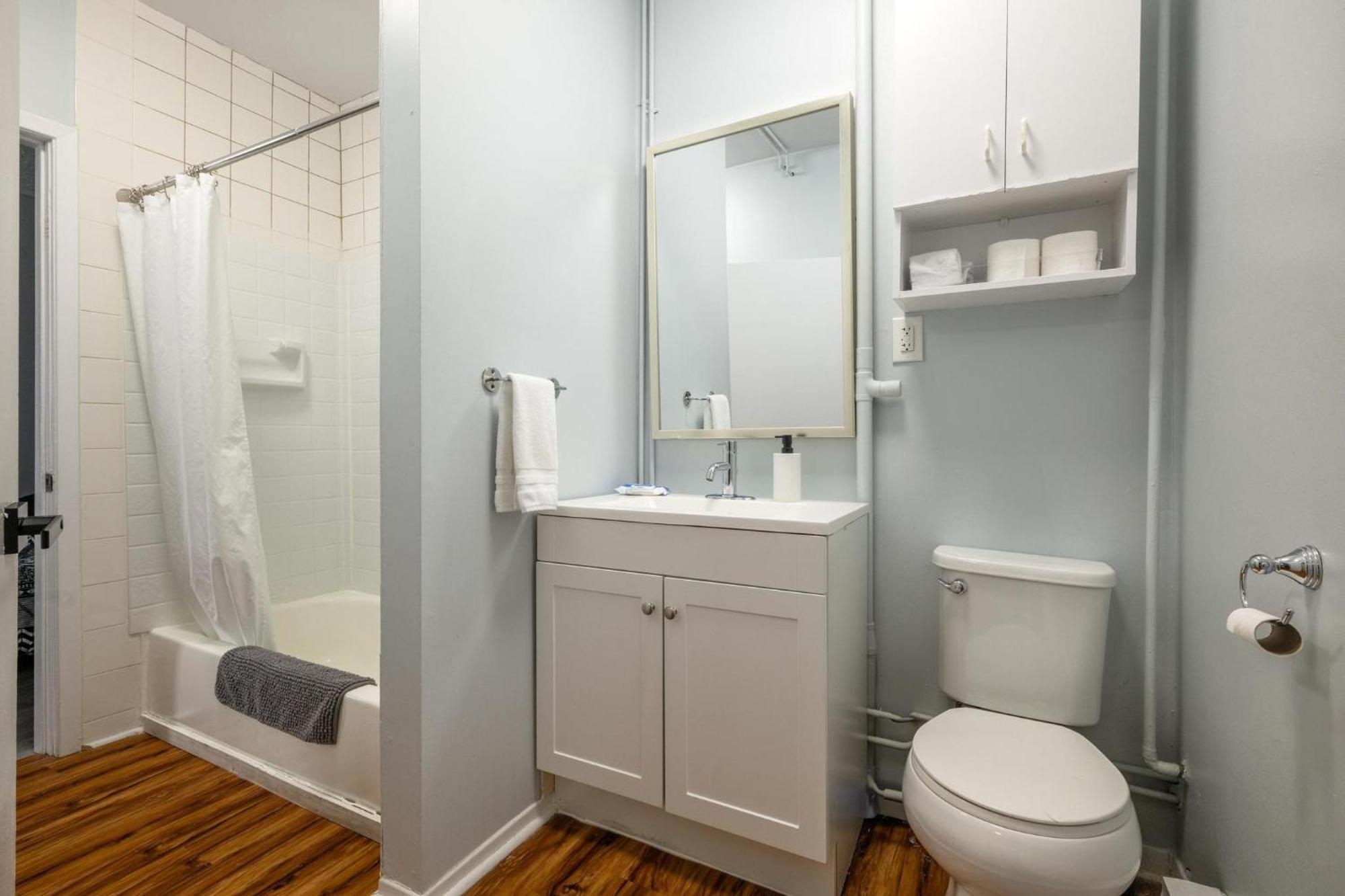 Spacious Urban Gem Steps From The Pier Parking Apartment *